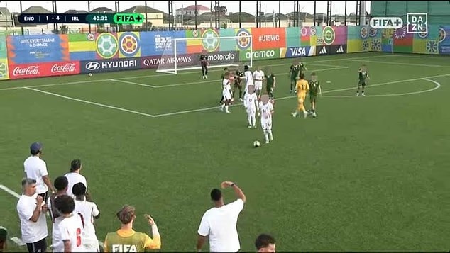 邮报:英格兰U15比赛中1-4落后,球员被种族歧视后全队离场不踢 邮报:英格兰U15比赛中1-4落后,球员被种族歧视后全队离场不踢